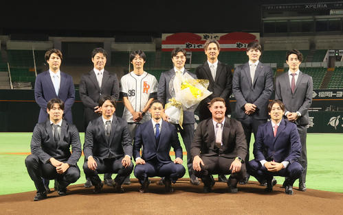 引退会見後、マウンドでチームメートたちと記念撮影に納まる和田（後列中央）。前列左から杉山、東浜、又吉、リチャード、石川、後列左から藤井、高谷コーチ、明石コーチ、1人置いて新垣氏、有原、周東（撮影・鬼束羽瑠菜）