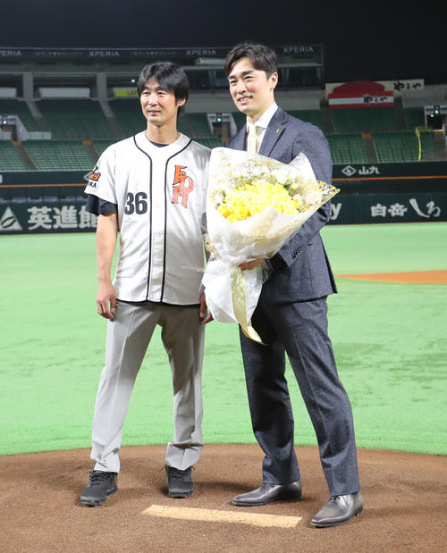 マウンドで会見する明石と和田（撮影・梅根麻紀）