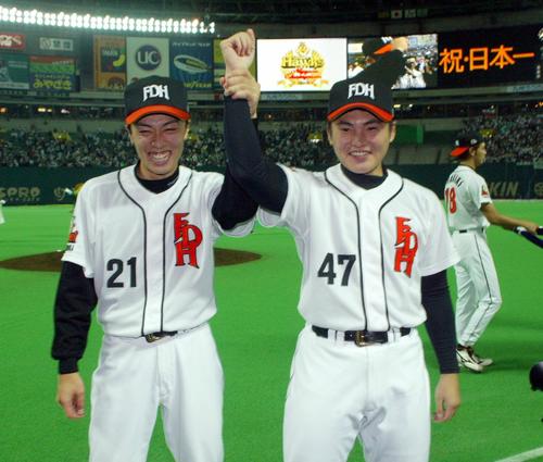 03年10月、日本一になり、MVPの杉内（右）と胴上げ投手の和田はカメラマンに向かってポーズをとる