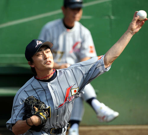 08年8月、北京五輪日本代表合宿　ブルペン入りし、星野監督（後方）の前で、気迫のピッチングをみせる和田