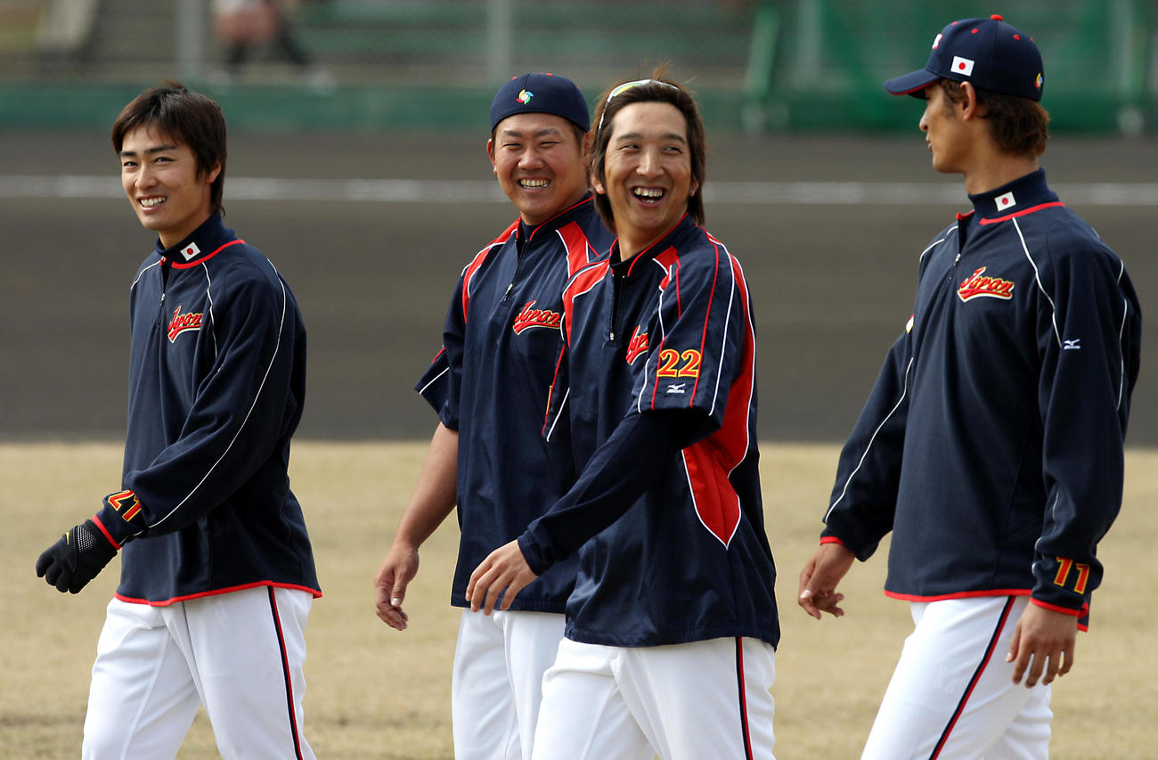 09年2月、WBC日本代表候補合宿　ブルペンでの投球が終わり笑顔を見せる、左から和田、松坂、藤川、ダルビッシュ