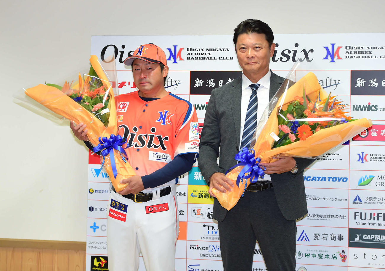 橋上前監督（右）との写真撮影で涙を流すオイシックス稲葉