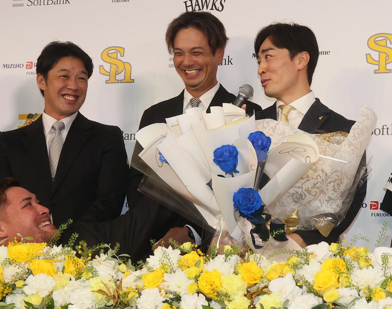 笑顔の和田（右）と新垣氏（中央）、高谷コーチ（撮影・鬼束羽瑠菜）