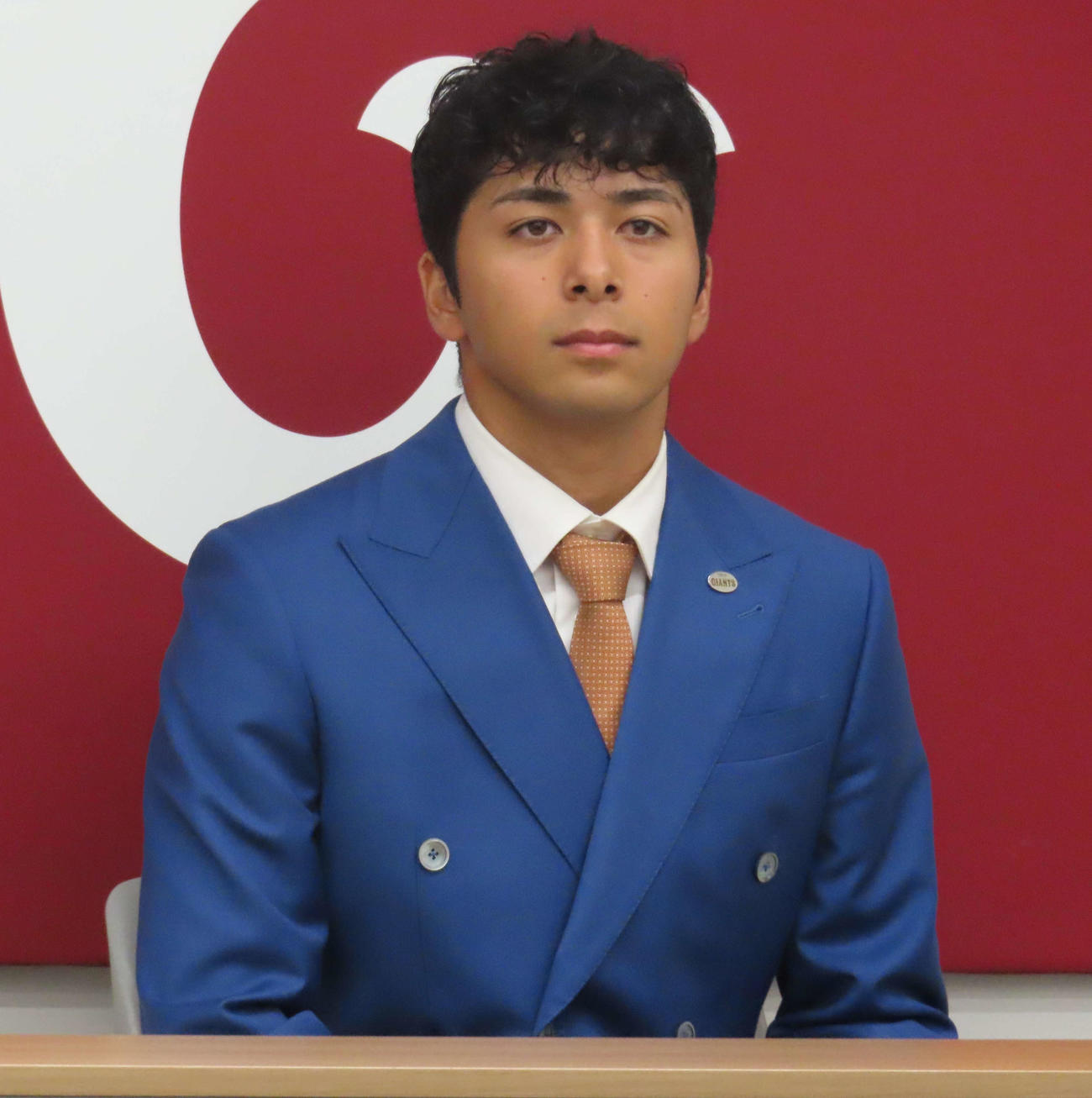 契約更改交渉を終え、会見に臨む巨人吉村（撮影・水谷京裕）