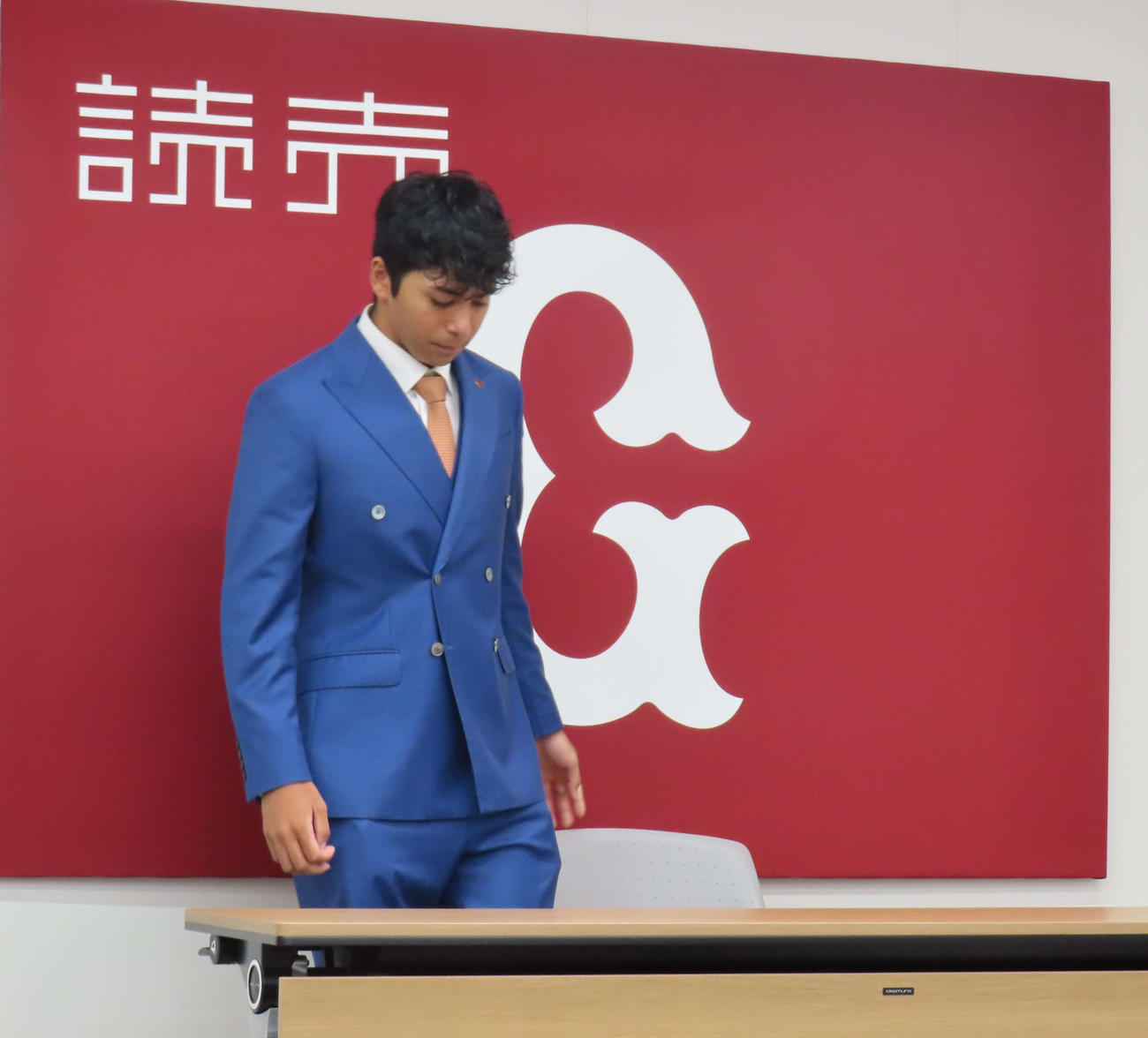 契約更改交渉を終え、会見場に入る巨人吉村（撮影・水谷京裕）