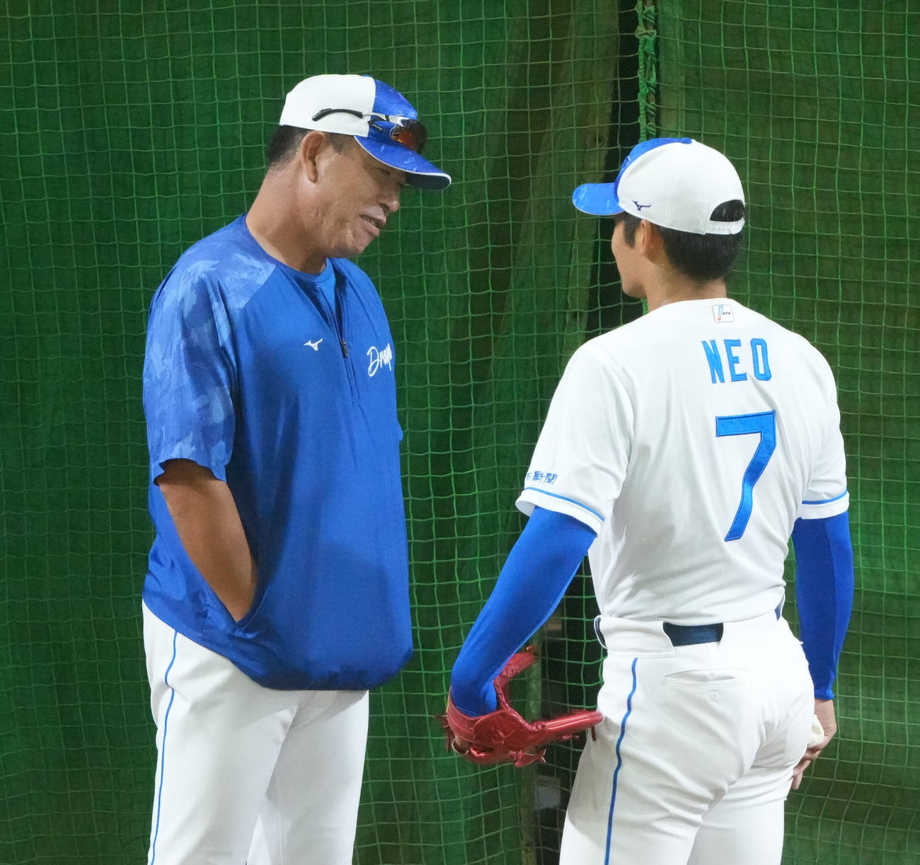 24年11月2日　根尾と言葉を交わす井上監督（左）（撮影・森本幸一）
