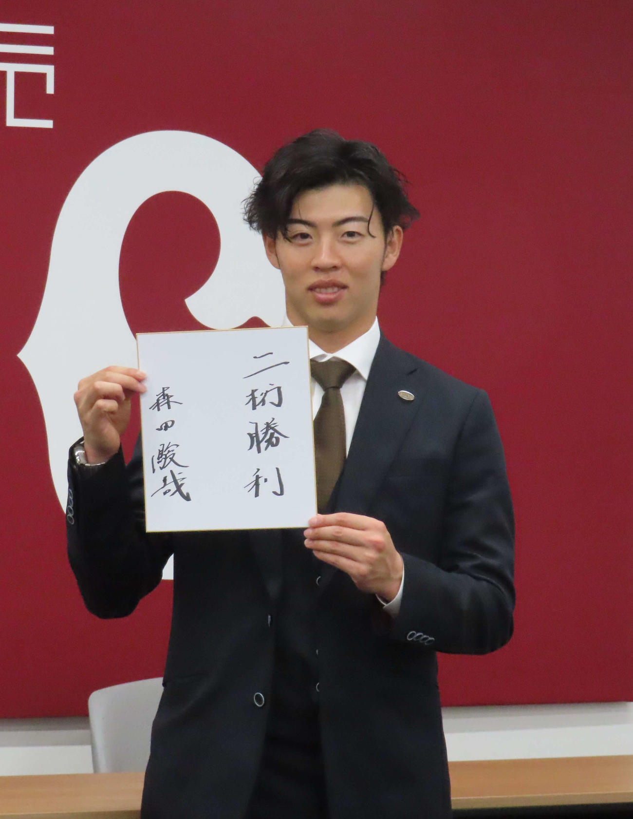 契約更改交渉を終え、会見で来季の目標を色紙に書いた巨人森田（撮影・水谷京裕）