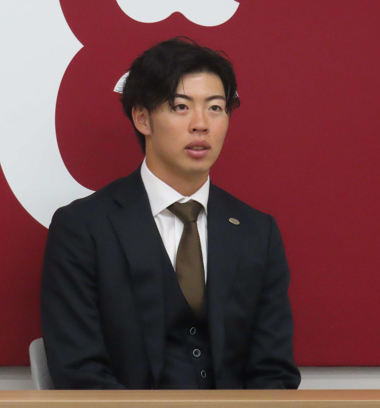 契約更改交渉を終え、会見に臨む巨人森田（撮影・水谷京裕）