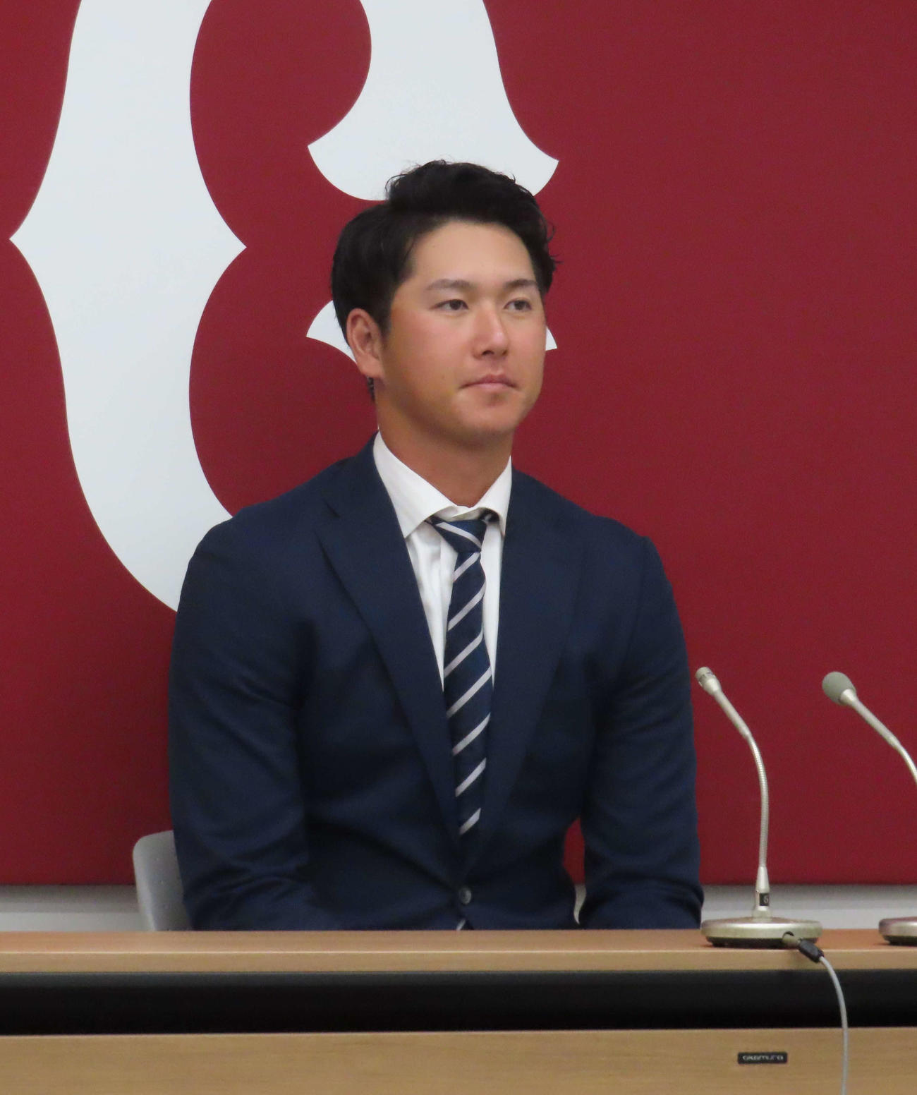 契約更改交渉を終え、会見に臨む巨人秋広（撮影・水谷京裕）