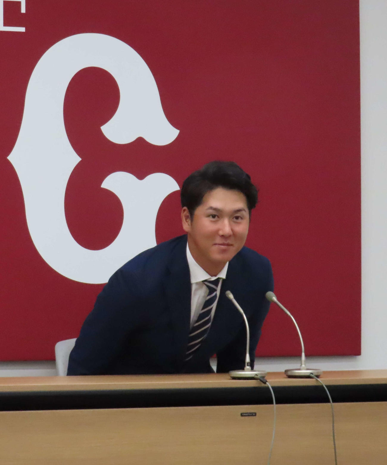 契約更改交渉を終え、会見に臨む巨人秋広（撮影・水谷京裕）