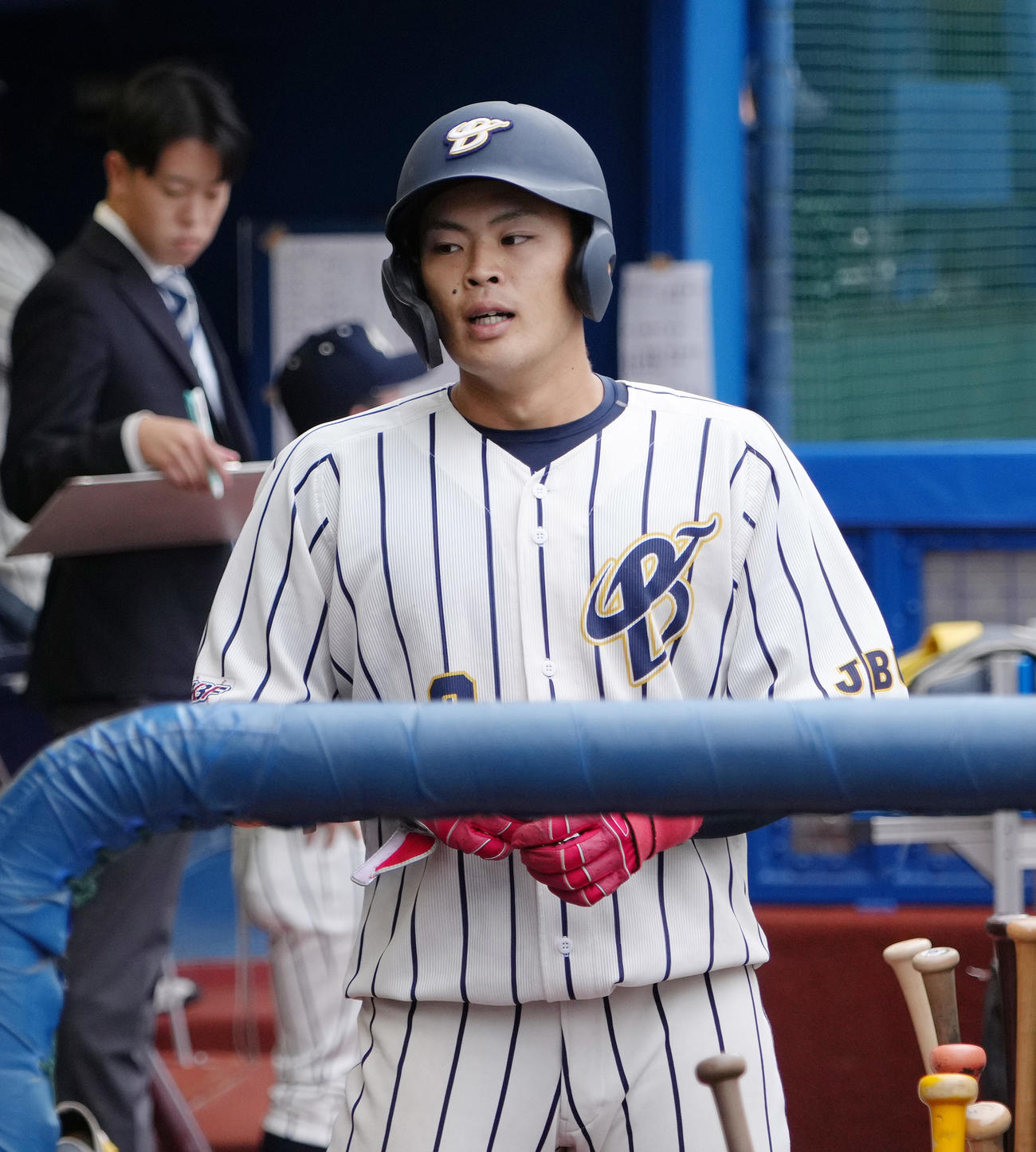 共栄大対上武大　9回裏上武大無死、荒巻は遊飛に倒れベンチに戻る（撮影・足立雅史）