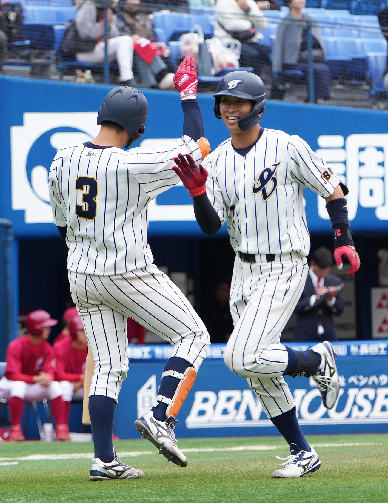 共栄大対上武大　6回裏上武大1死二塁、西原（右）は左越え2点本塁打を放ち荒巻と笑顔でタッチを交わす（撮影・足立雅史）
