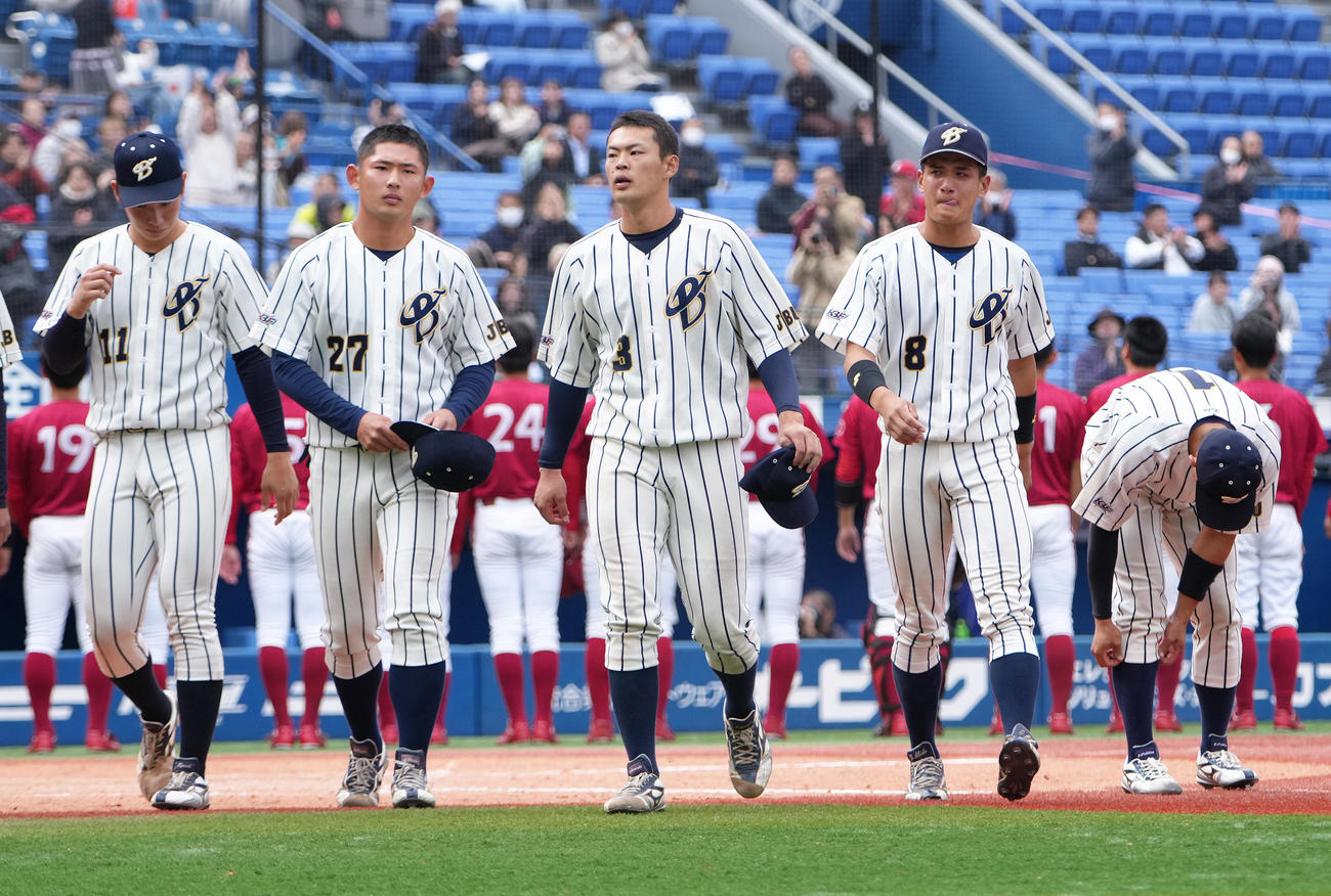 共栄大対上武大　共栄大に敗れスタンドへあいさつへ向かう上武大・荒巻（中央）（撮影・足立雅史）