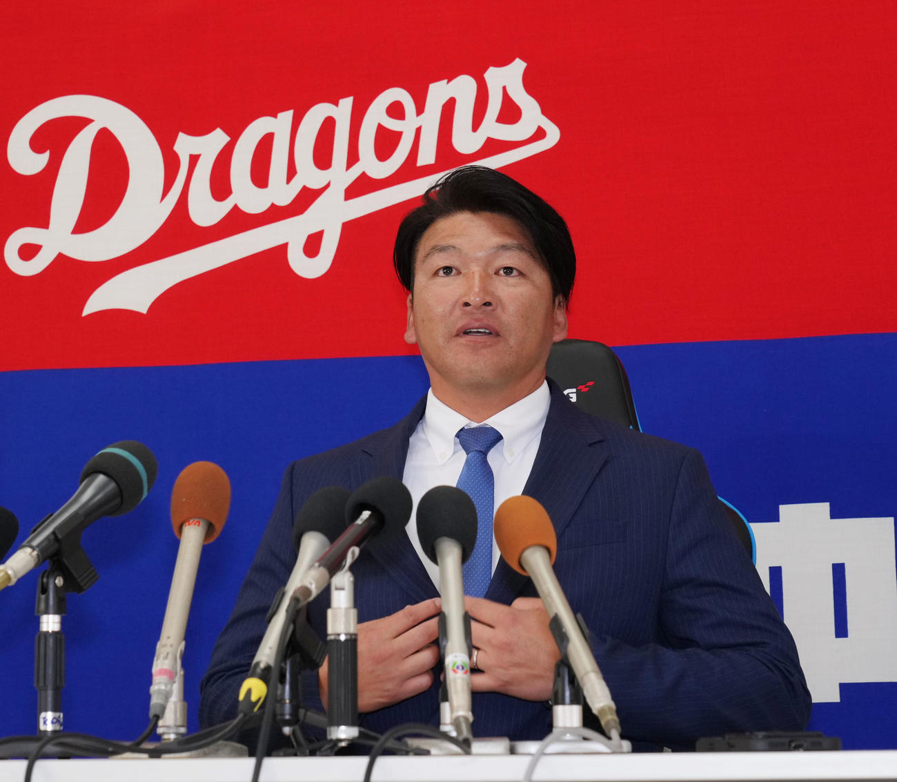 打撃担当部門コーチに就任し会見する小池（撮影・森本幸一）