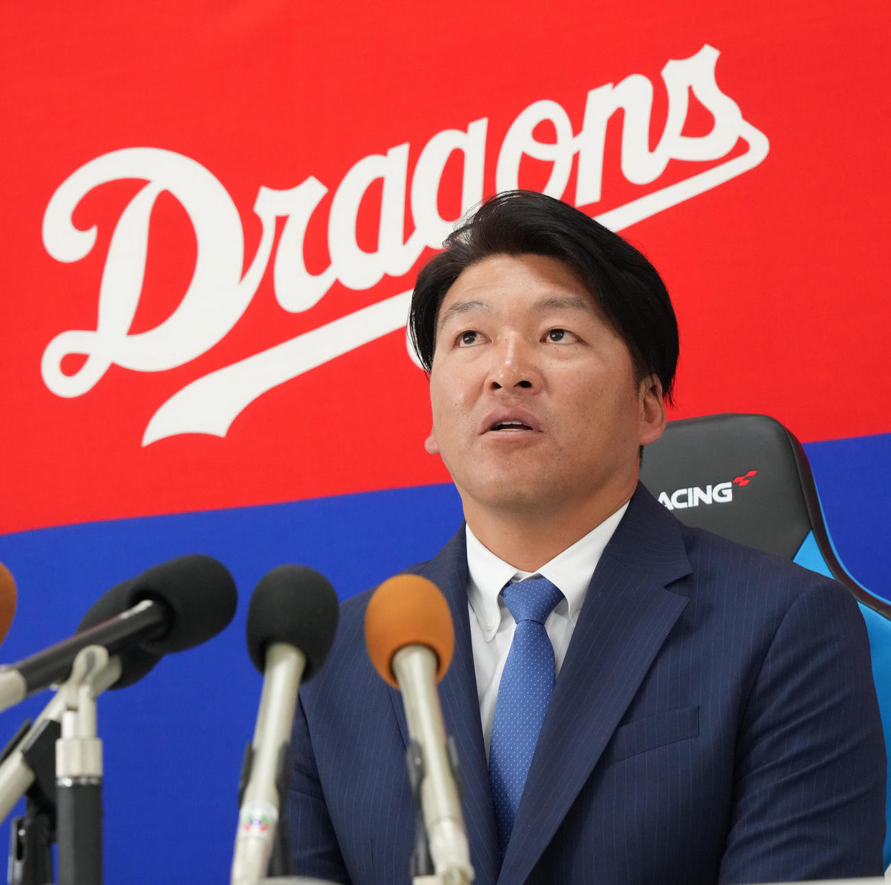 打撃担当部門コーチに就任し会見する小池（撮影・森本幸一）