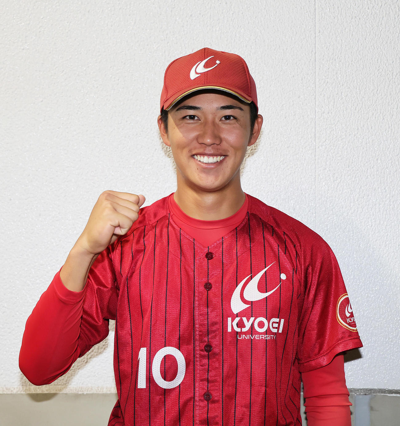 共栄大対上武大　試合後笑顔でポーズを決める共栄大・佐藤晴（撮影・足立雅史）