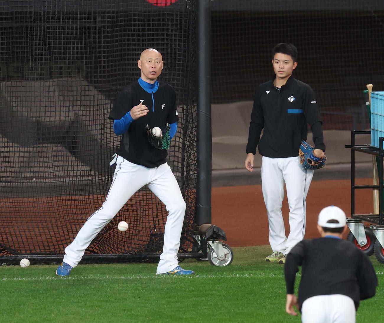 選手を指導する森本外野守備走塁コーチ（撮影・黒川智章）