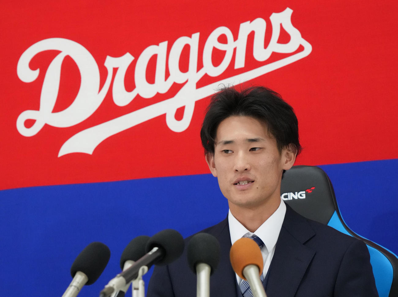 契約交渉を終え会見する草加（撮影・森本幸一）