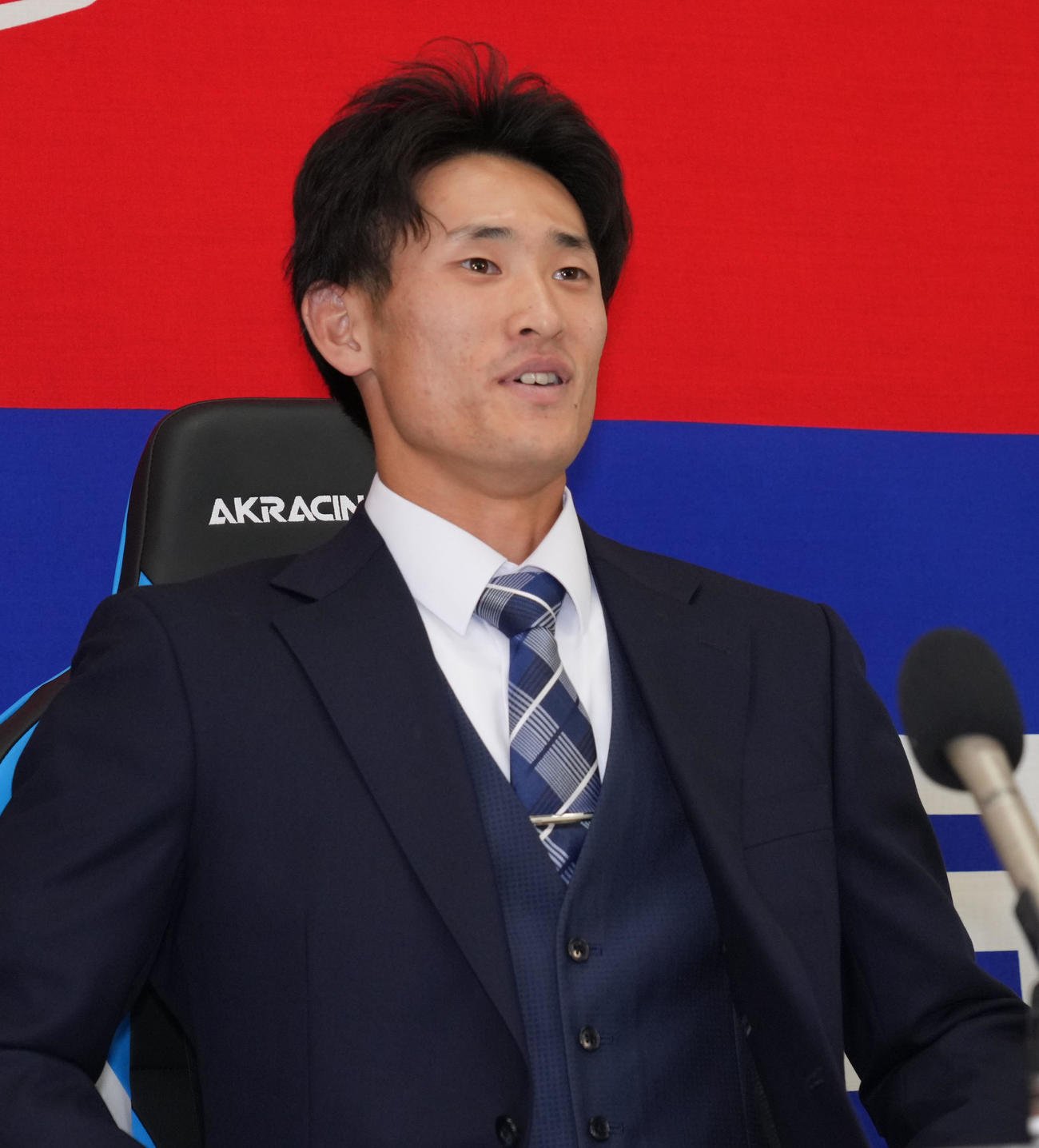 契約交渉を終え会見の席に着く草加（撮影・森本幸一）