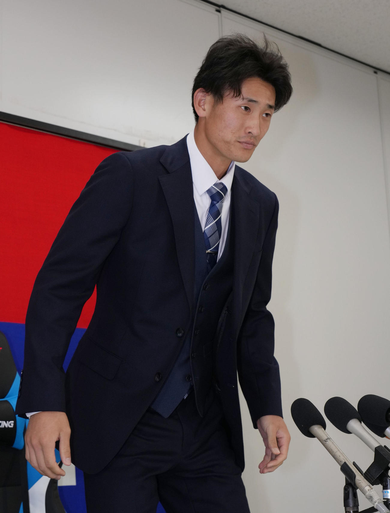 契約交渉を終え会見の席に着く草加（撮影・森本幸一）