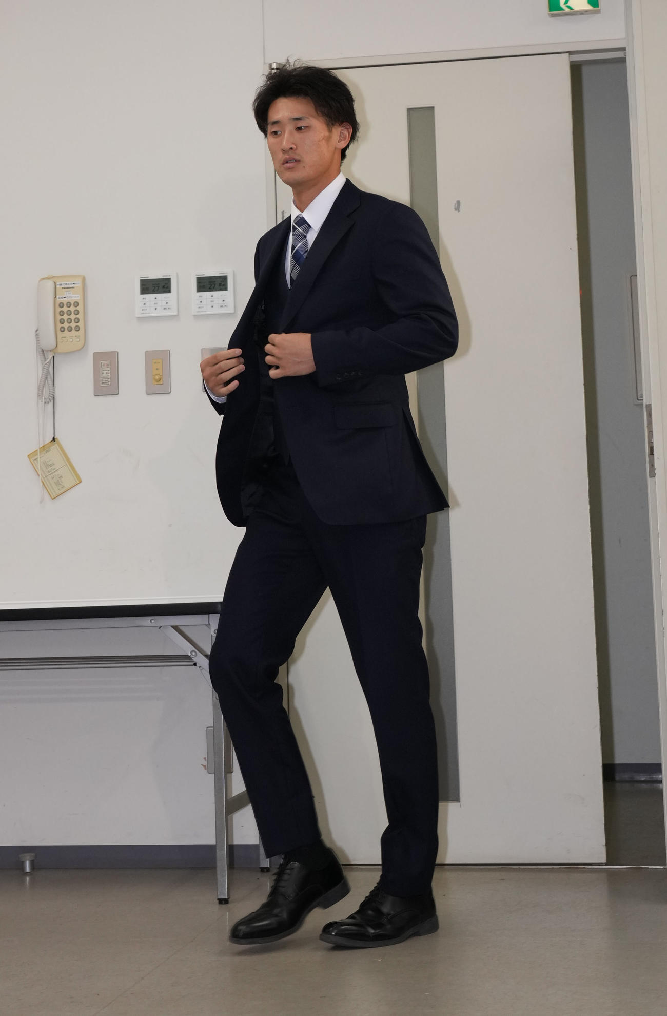 契約交渉を終え会見場に姿を見せる草加（撮影・森本幸一）