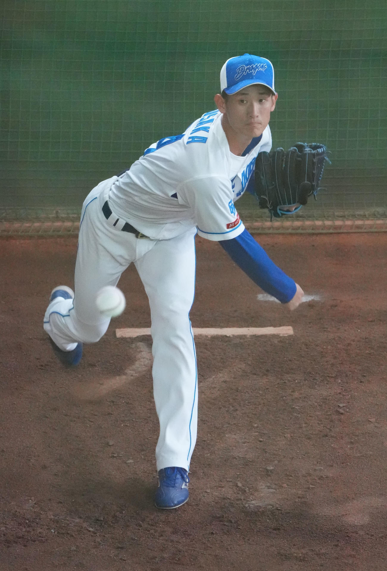 ブルペンで投球練習をする草加（撮影・森本幸一）
