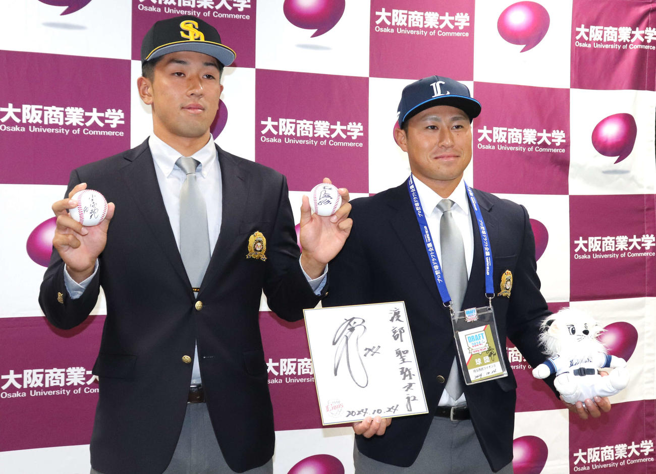 指名あいさつ後に取材を受けた、大商大コンビ。ソフトバンク育成9位の岡田と西武2位の渡部（撮影・中島麗）