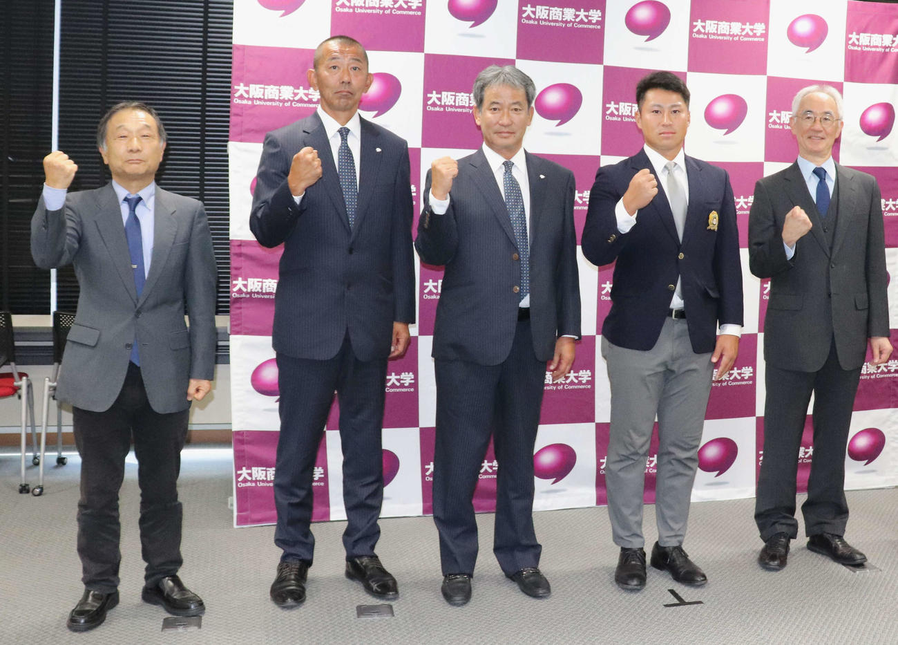 西武2位指名を受けた、大商大・渡部（写真右から2人目）、西武・潮崎編成グループディレクター（写真中央）、担当の後藤スカウト（写真左から2人目）（撮影・中島麗）