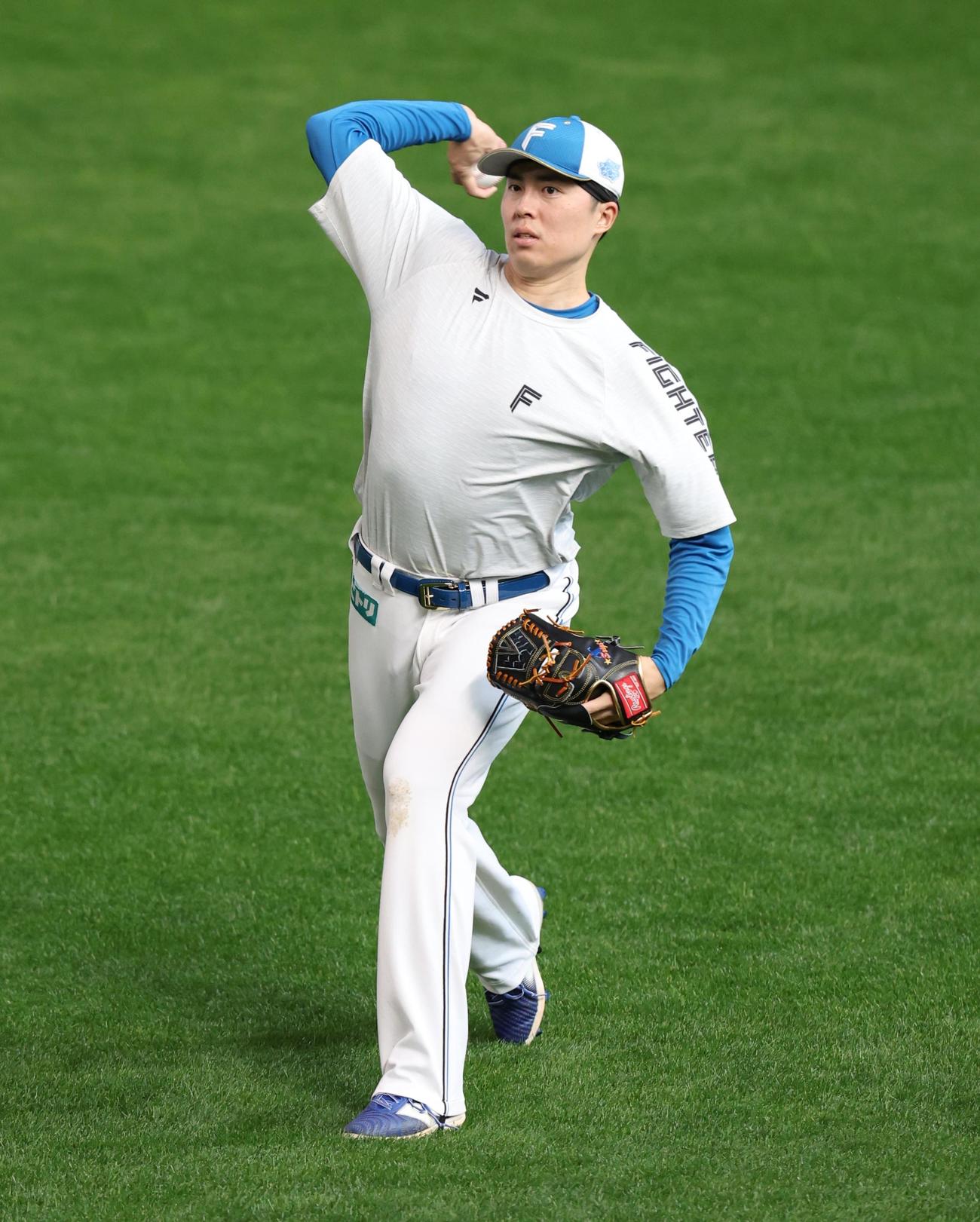 キャッチボールする日本ハム田中正（撮影・黒川智章）