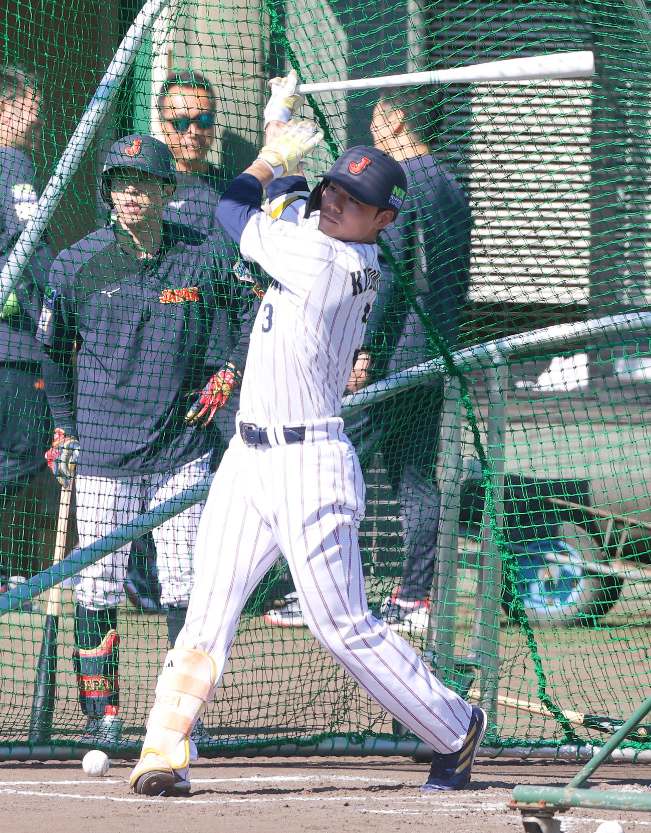 フリー打撃する日本ハム清宮。左は日本ハム五十幡（撮影・上山淳一
