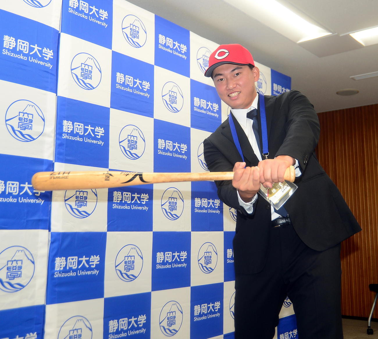 バットを手に笑顔でポーズを取る静岡大・安竹