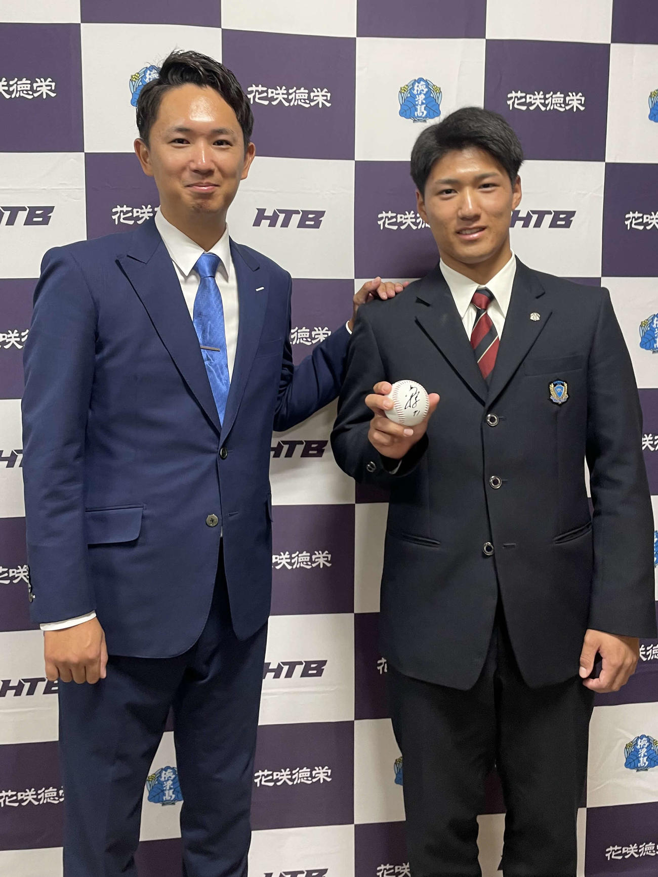 オリックス育成3位の指名のあいさつを受け、笑顔を見せる（左から）オリックス・岡崎スカウトと花咲徳栄・上原