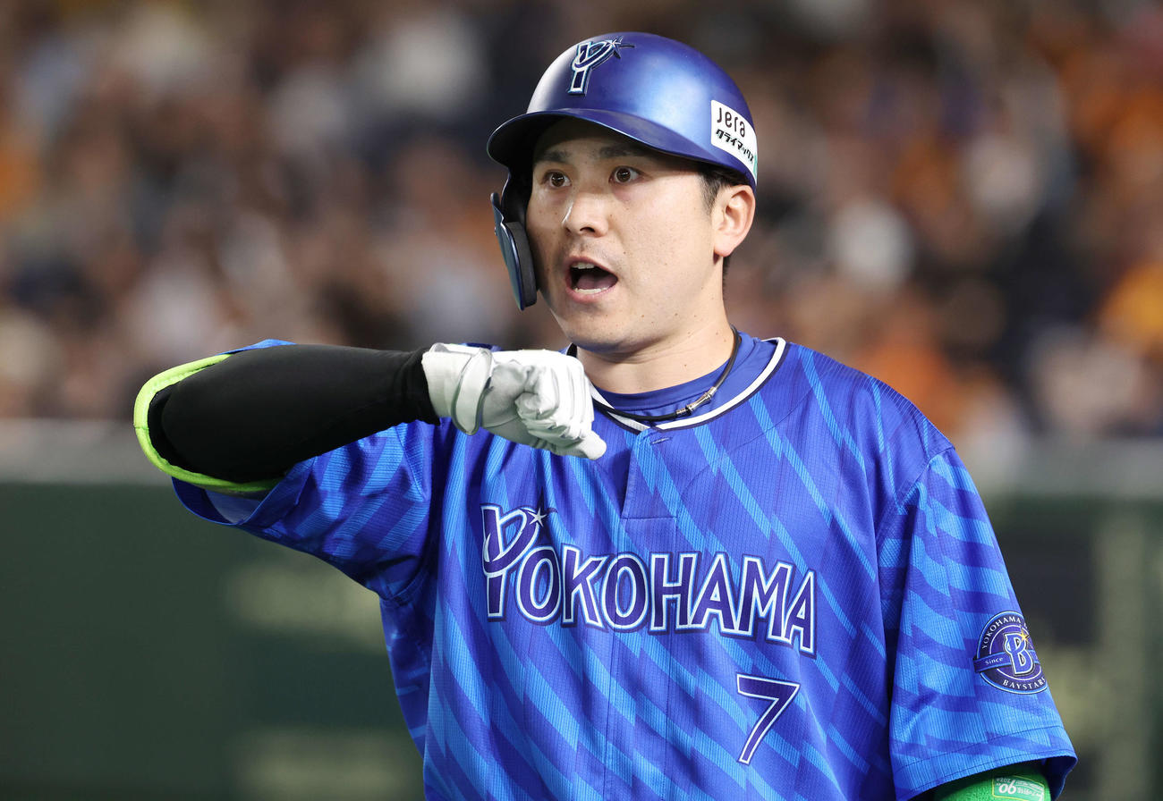 「デスターシャ」ポーズのDeNA佐野恵太（2024年10月16日撮影）
