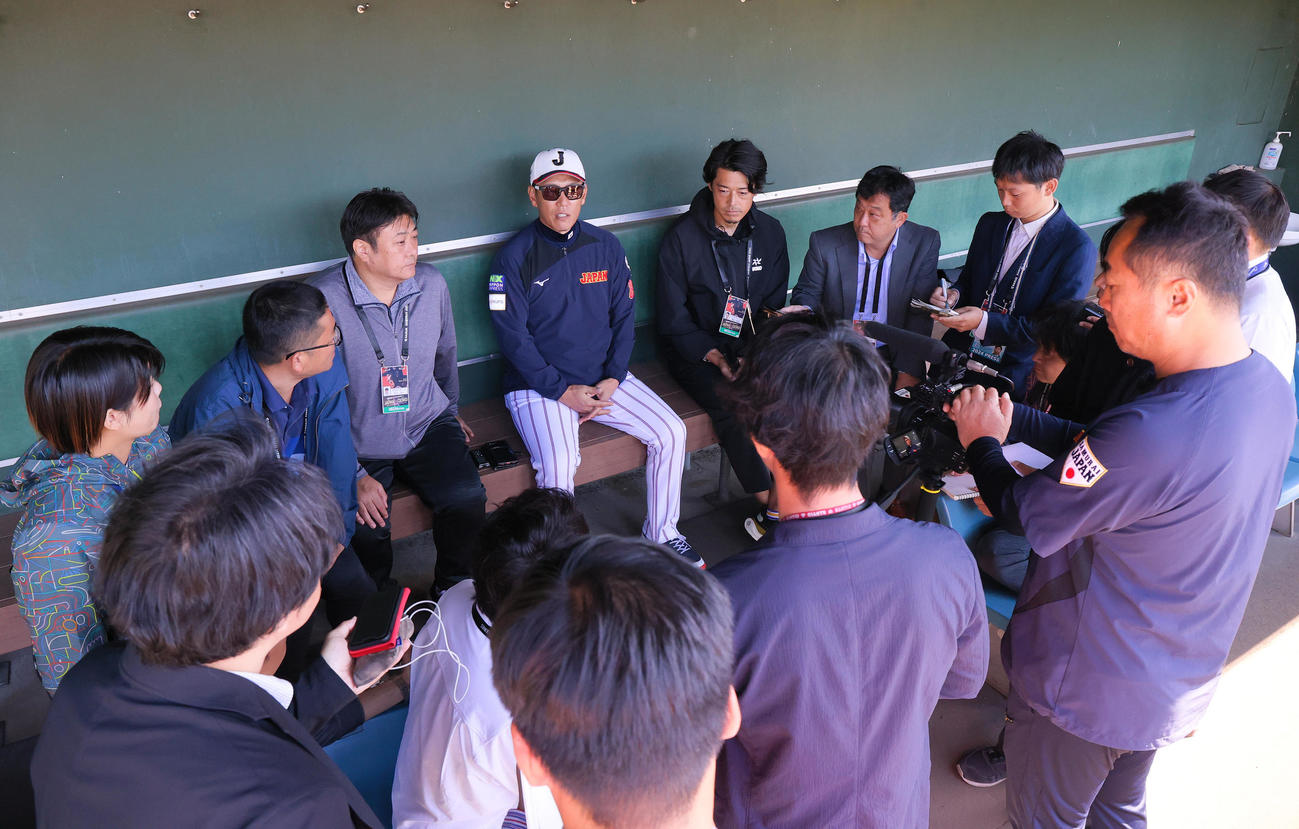 侍ジャパン井端監督（中央）は囲み取材を受ける（撮影・上山淳一）