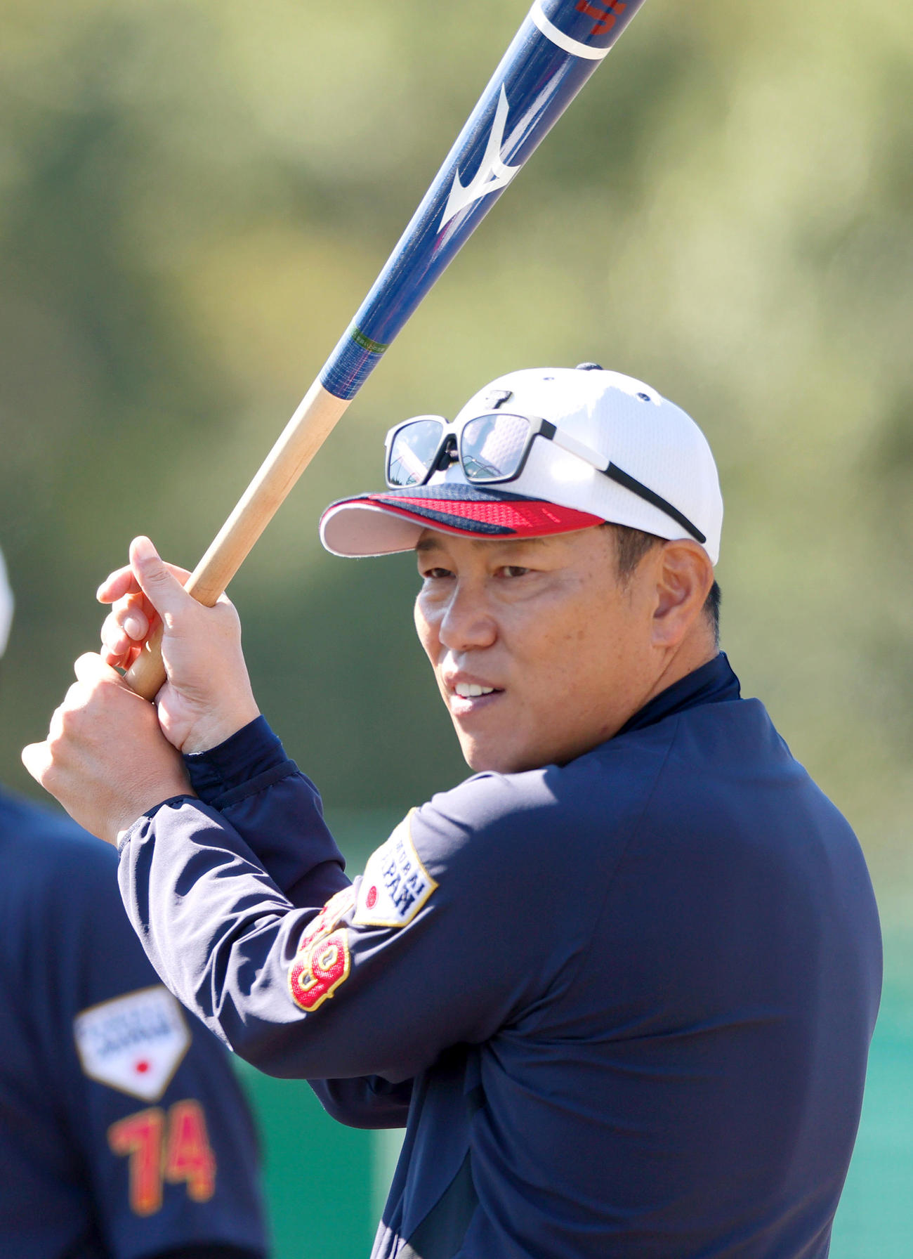 侍ジャパン井端監督はバットを手に練習を見守る（撮影・上山淳一）