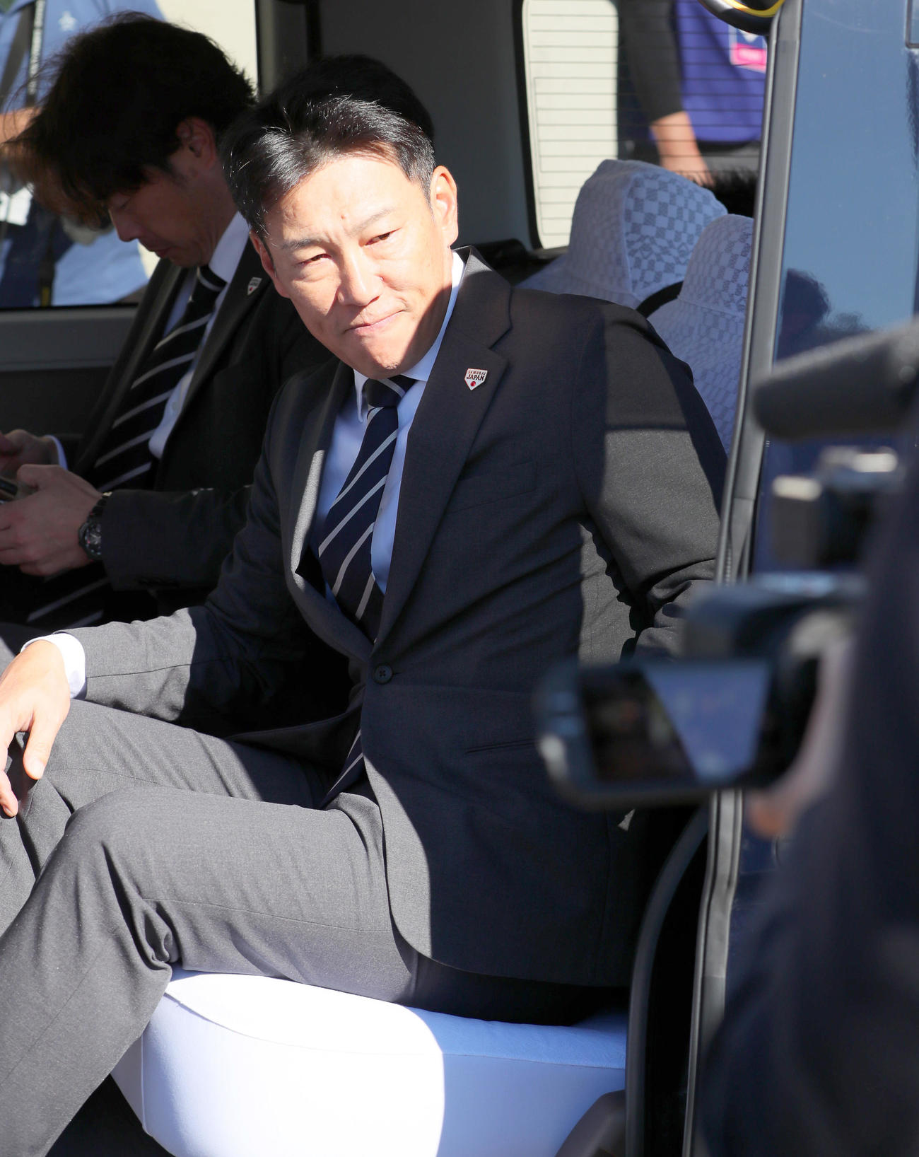 宮崎合宿を終え移動する井端監督（撮影・上山淳一）