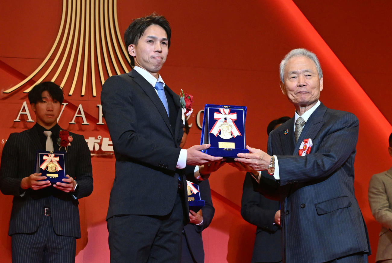 23年の「NPBアワーズ」ースタン・リーグ記録部門表彰で最多盗塁者賞を受賞したDeNA村川。右は榊原コミッショナー