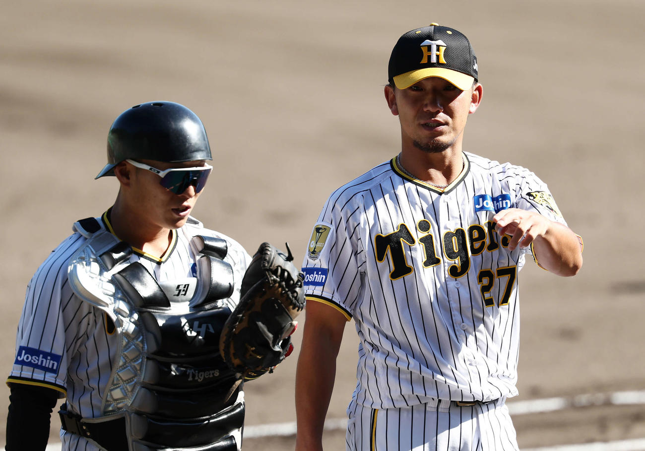 3日、紅白戦で2回を投げ終え、阪神藤田（左）と言葉を交わす伊藤将