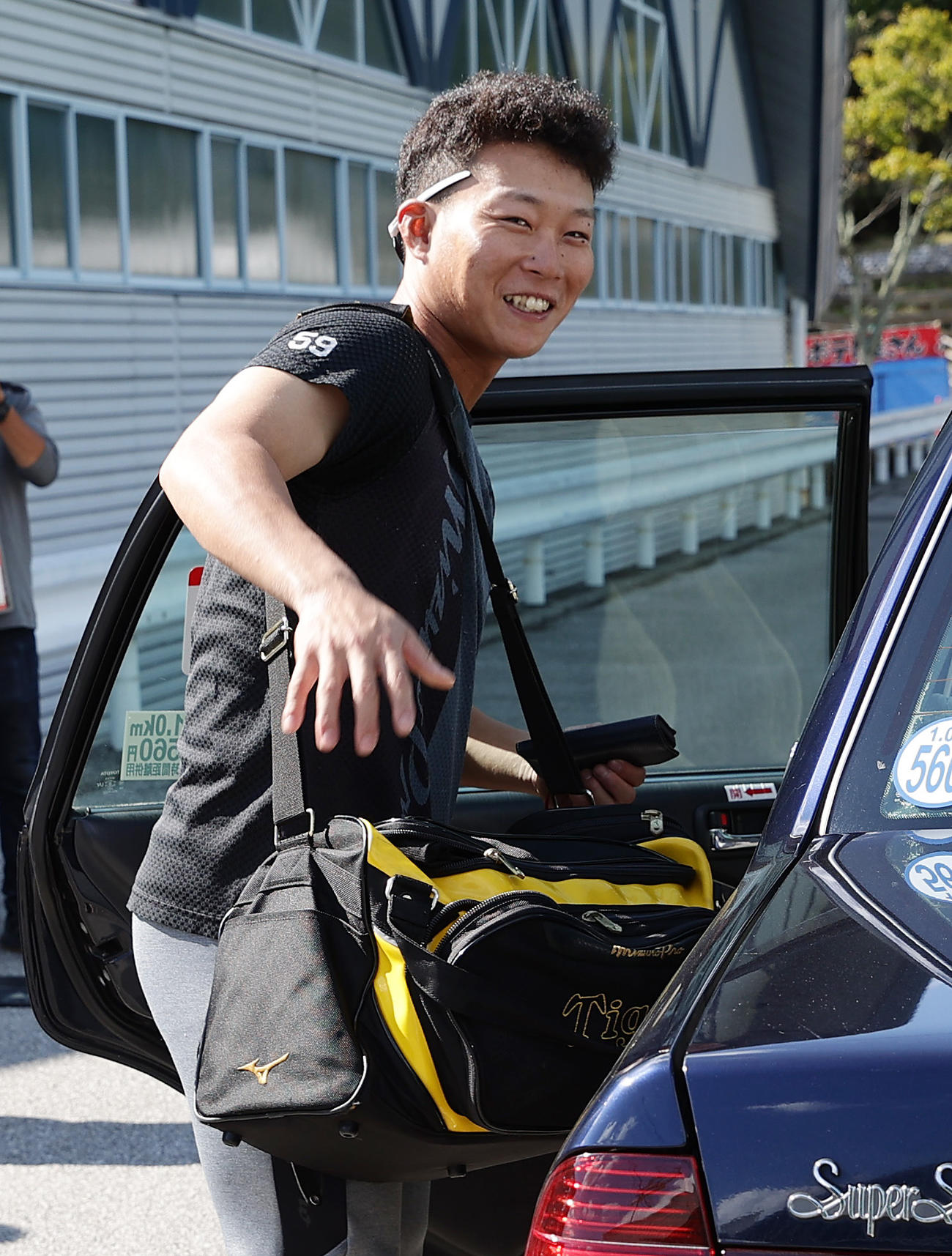 キャンプ休日の室内練習場で汗を流し、引き揚げる阪神藤田（撮影・前田充）