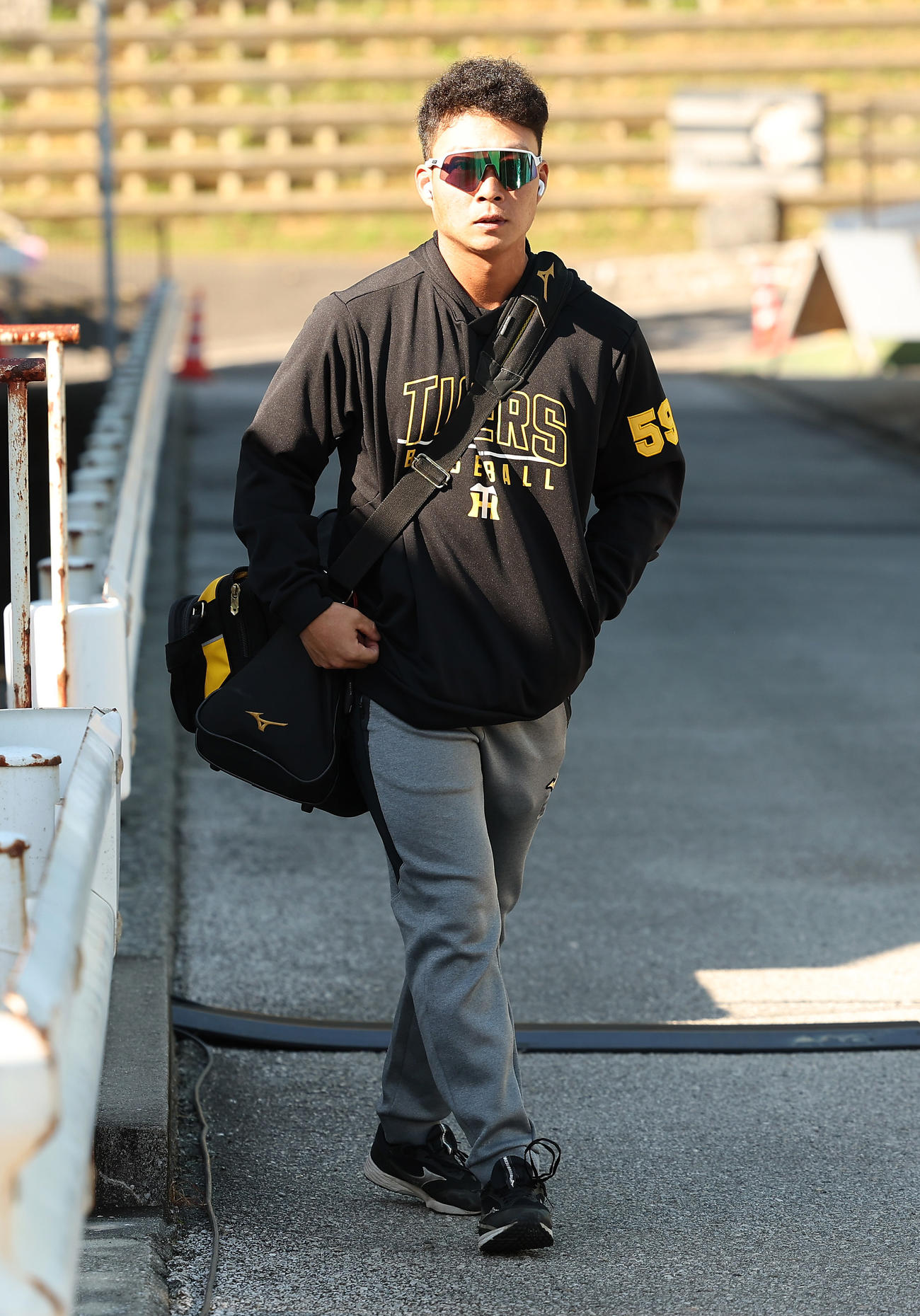 キャンプ休日の室内練習場に到着した阪神藤田（撮影・前田充）