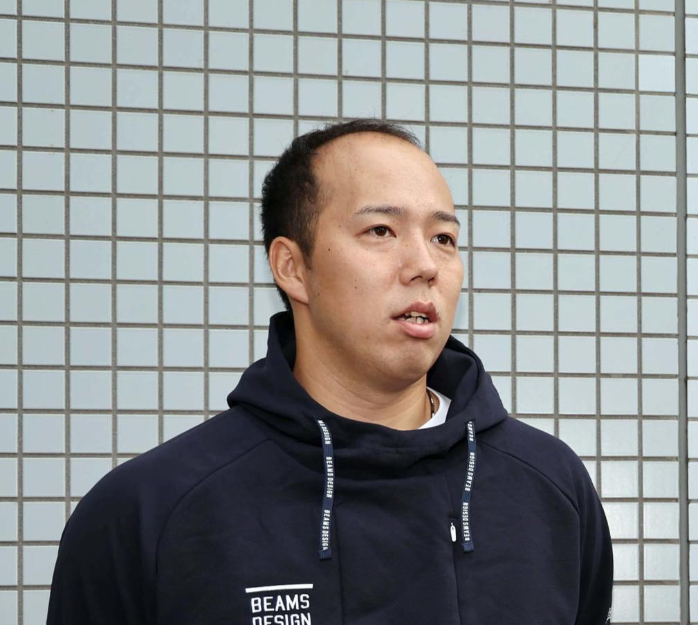 ポスティングでメジャー挑戦が決まった阪神青柳は記者の取材を受ける（2024年11月5日撮影）