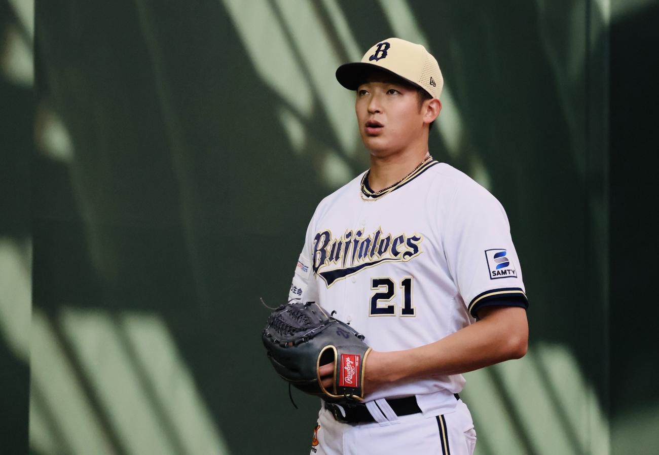 今キャンプ初のブルペン入りし投球練習する山崎（撮影・加藤哉）