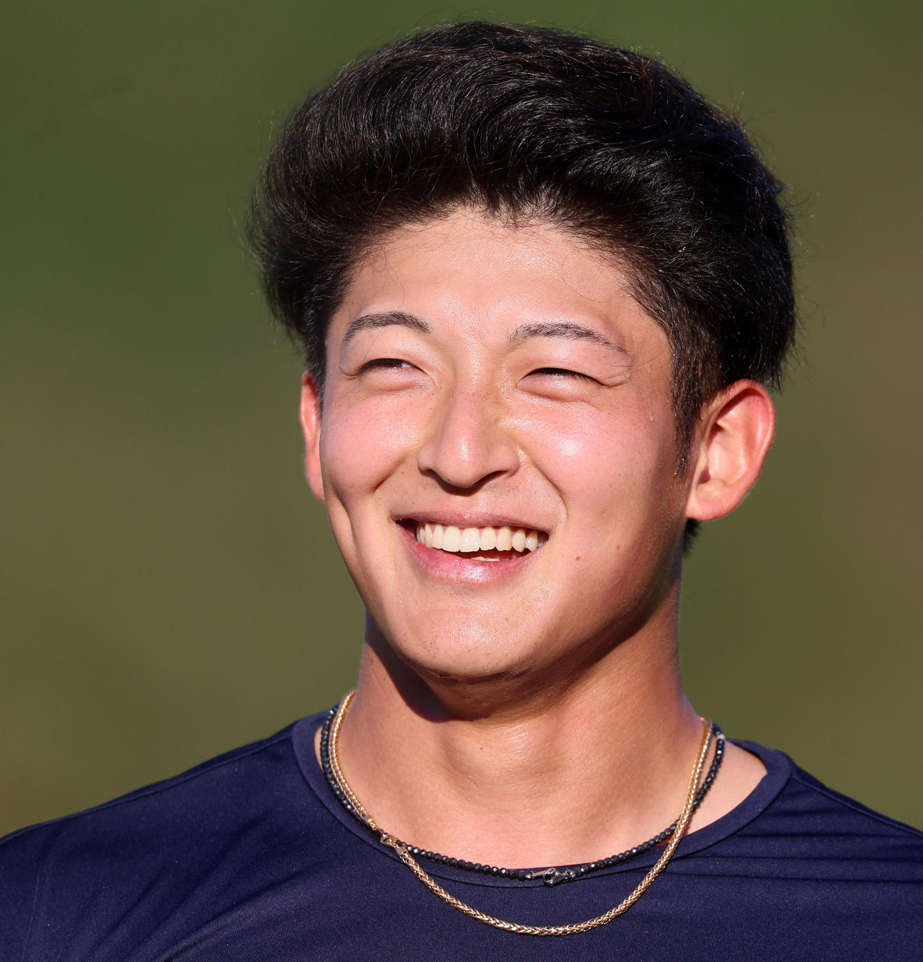 練習中、笑顔を見せる山崎（撮影・加藤哉）