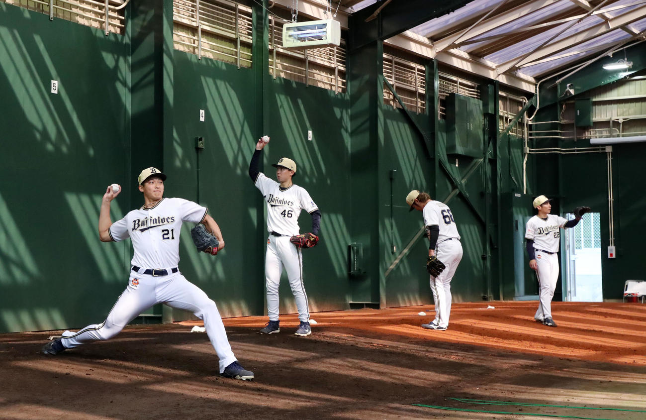 投球練習を行う左から山崎、本田、鈴木博、村西（撮影・加藤哉）
