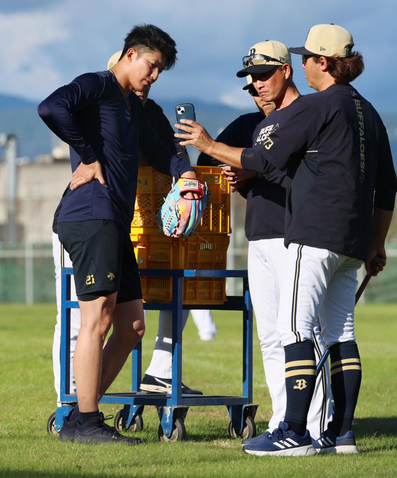 投球フォームを動画で確認する山崎（左）と岸田監督（撮影・加藤哉）