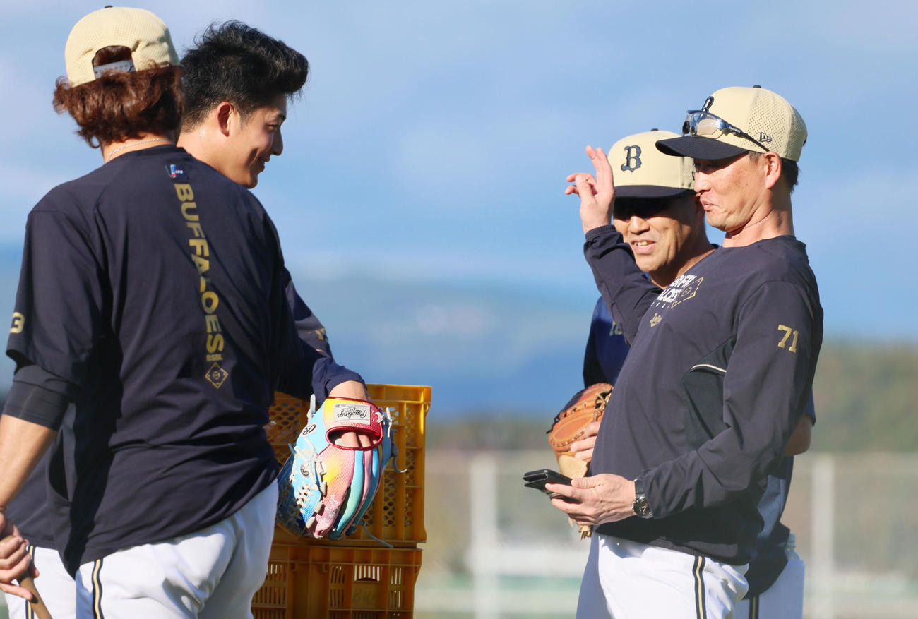 投球フォームを動画で確認する山崎（左）と岸田監督（撮影・加藤哉）