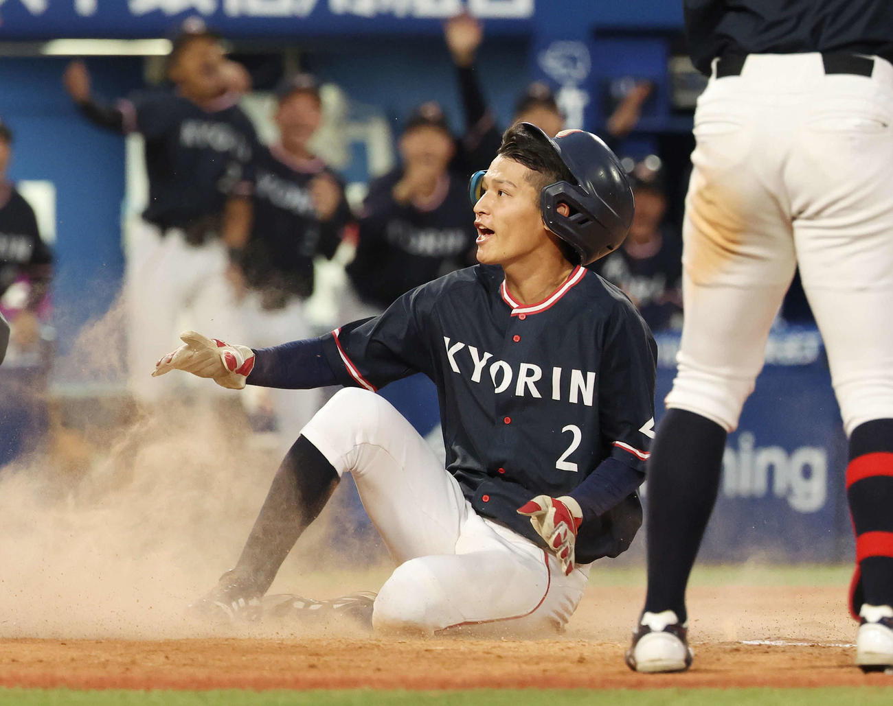 杏林大対国際武道大　3回表杏林大2死一、二塁、悪相球で生還した浦本（撮影・宮地輝）