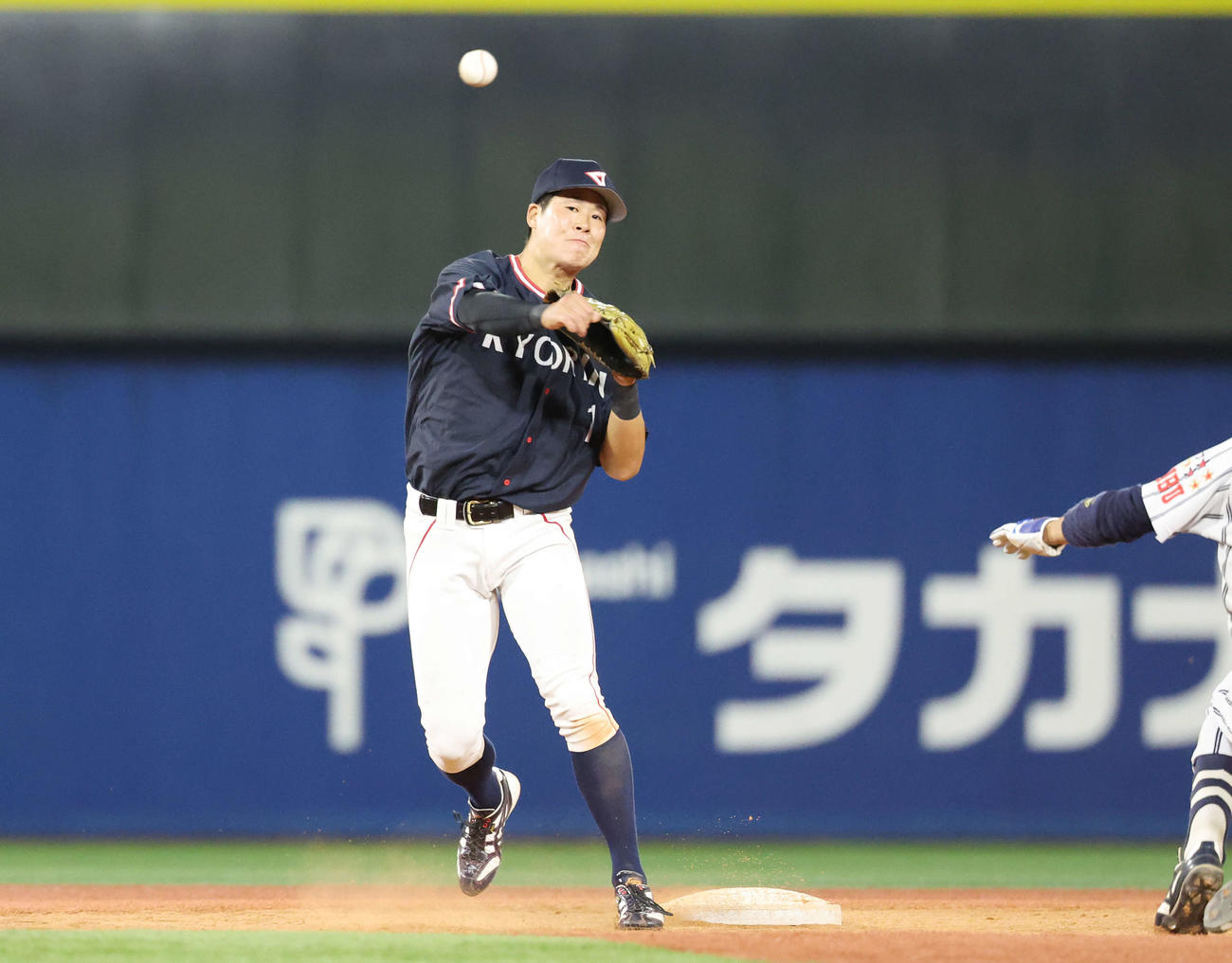 杏林大対国際武道大　5回裏国際武道大1死一塁、一塁に送球し田代を遊併殺打にする浦本（撮影・宮地輝）