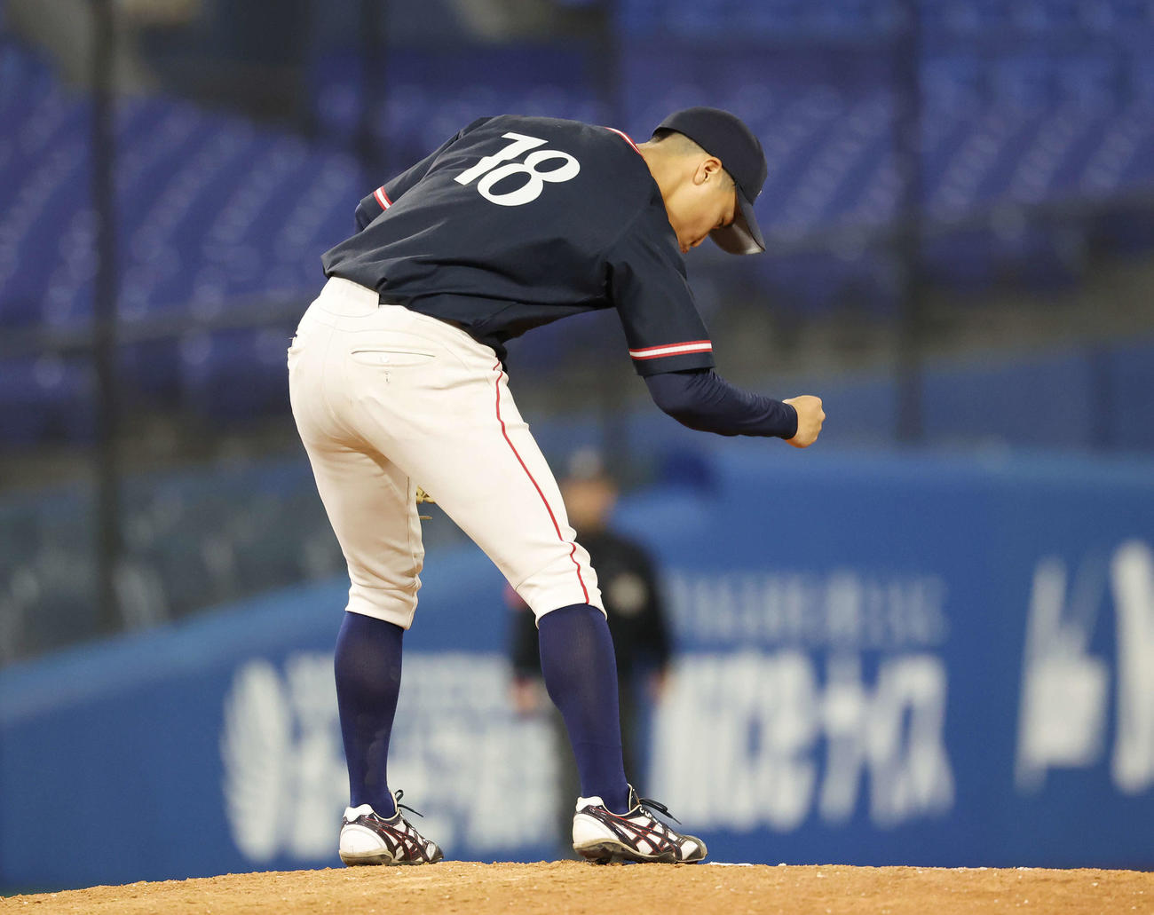 杏林大対国際武道大　5回裏国際武道大1死一塁、田代を遊併殺打にしガッツポーズする松本悠（撮影・宮地輝）