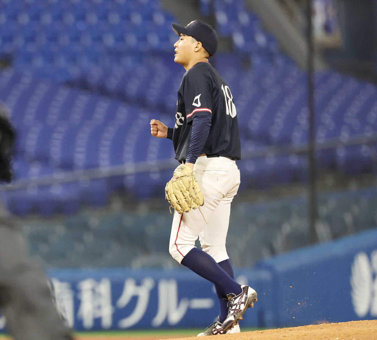 杏林大対国際武道大　5回裏国際武道大1死一塁、田代を遊併殺打にしガッツポーズする松本悠（撮影・宮地輝）